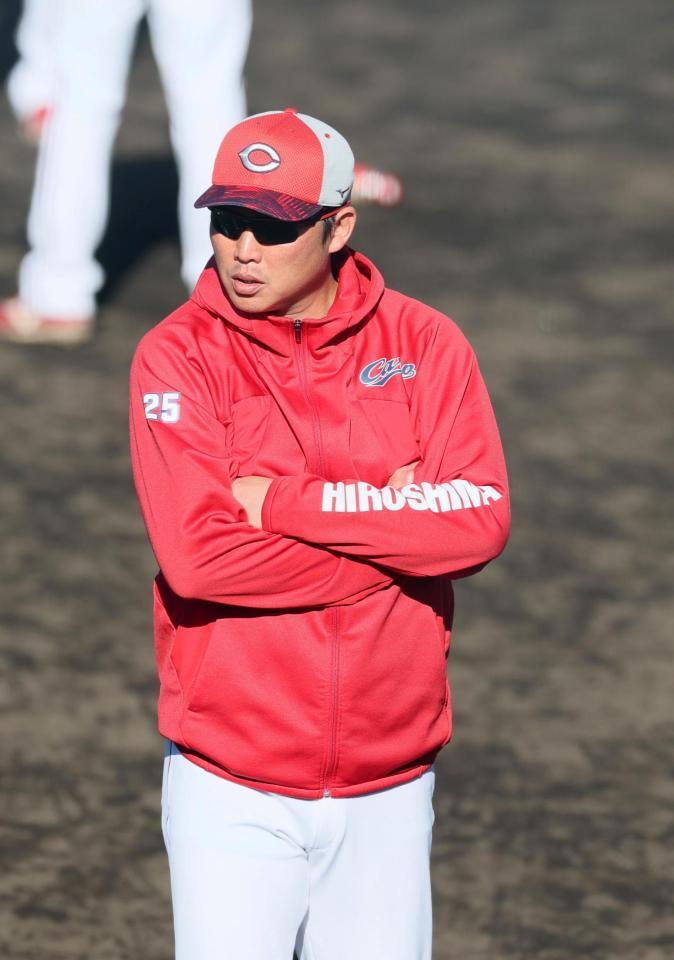 　練習を見つめる新井監督（撮影・市尻達拡）