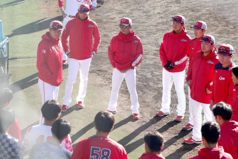 　練習前、選手に話をする新井監督（左）＝撮影・市尻達拡