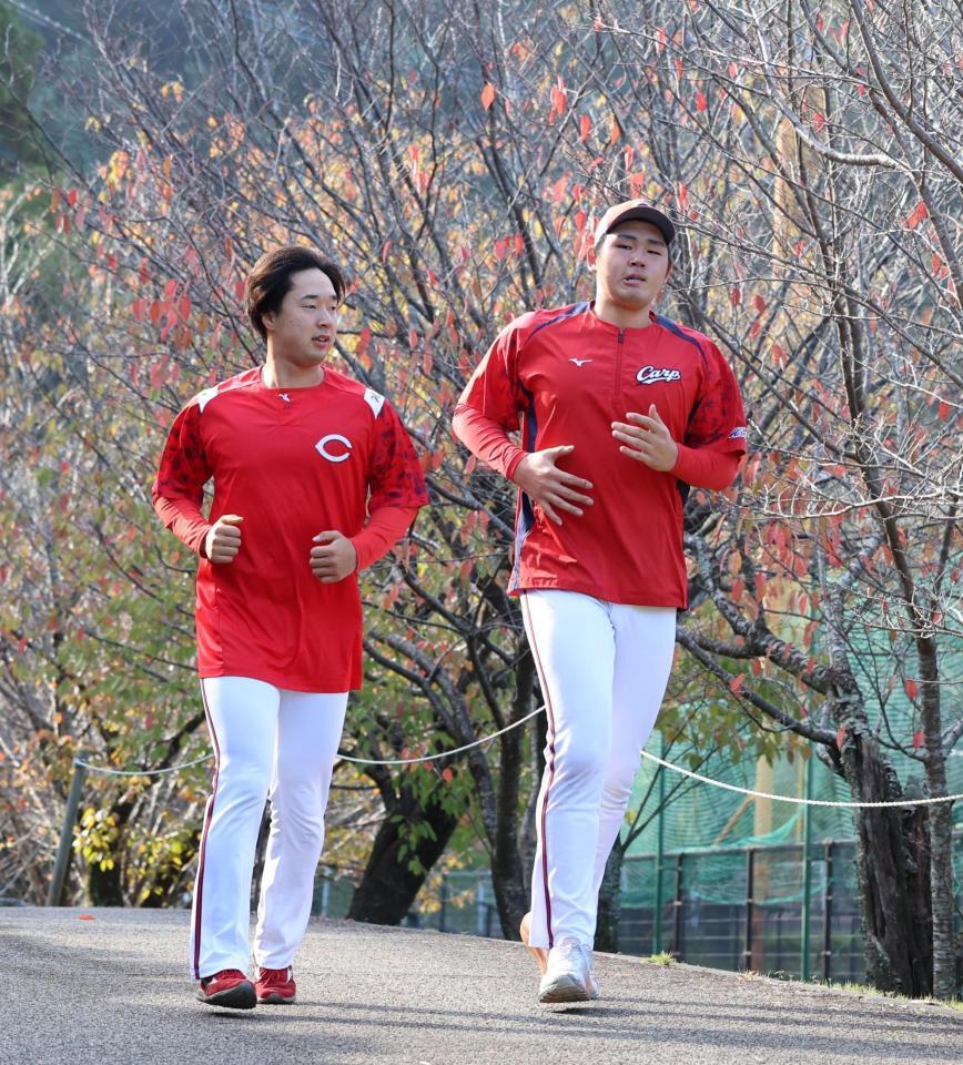 　球場の外周をランニングする佐藤柳（左）と小船（撮影・市尻達拡）