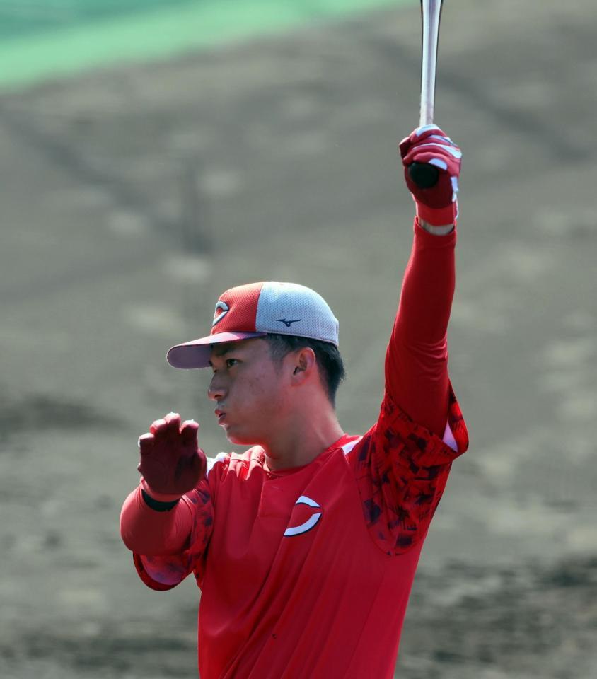 　打撃練習をする佐々木（撮影・市尻達拡）