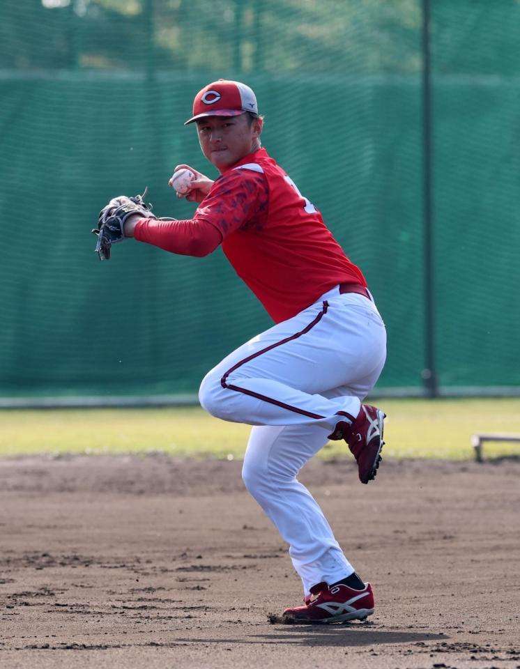 　ノックを受ける佐々木（撮影・市尻達拡）