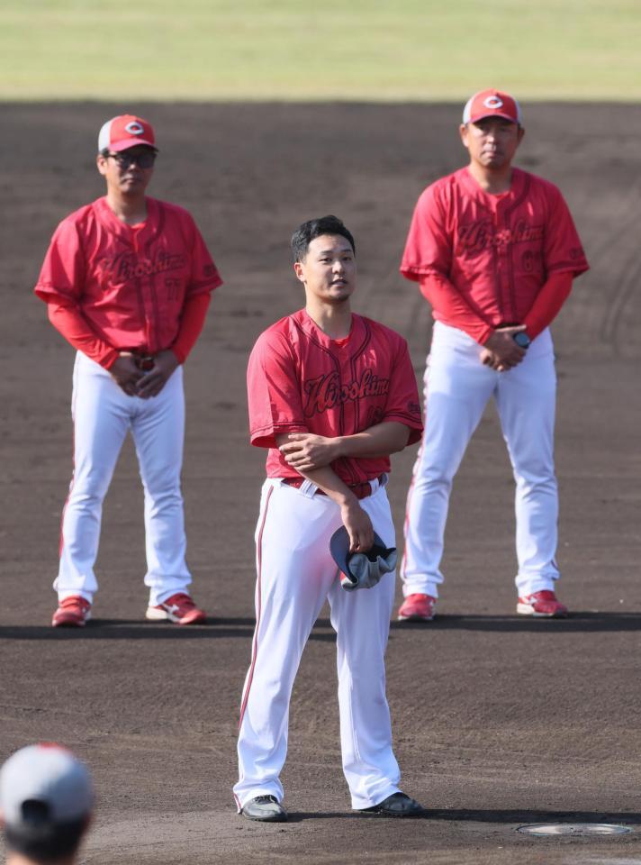 　秋季キャンプを打ち上げ、円陣の中心であいさつをする森（撮影・市尻達拡）