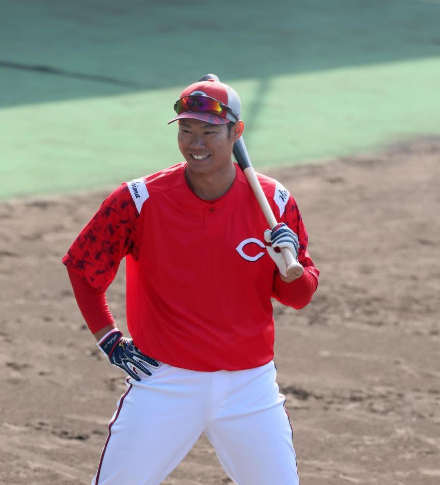 　打撃練習をする坂倉（撮影・市尻達拡）