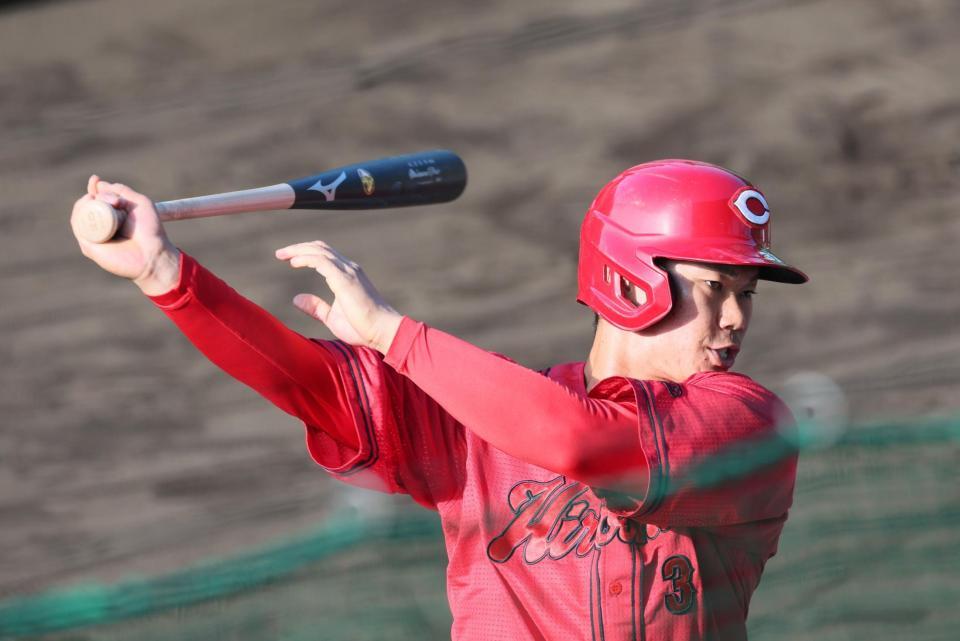 　打撃練習をする坂倉（撮影・市尻達拡）