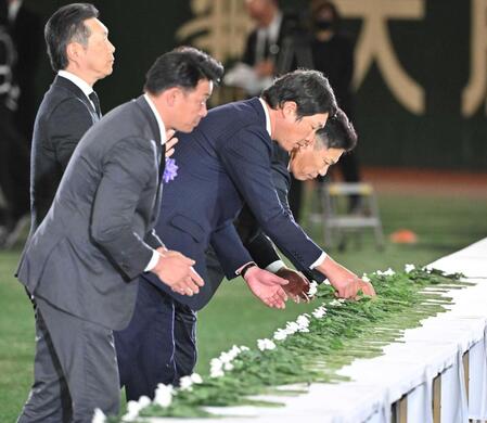 　長嶋茂雄さんのお別れの会で献花する新井監督（右から２人目）＝代表撮影