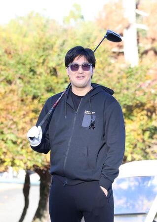 　バッテリー会ゴルフで笑顔を見せる床田（撮影・市尻達拡）