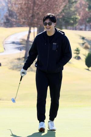 　バッテリー会ゴルフで笑顔を見せる床田（撮影・市尻達拡）