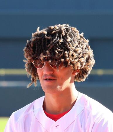 【写真】広島　矢野雅哉がドレッド風ヘアにｗスタンドから笑いがわき起こる　ジョン・レノン風？のグラサンも