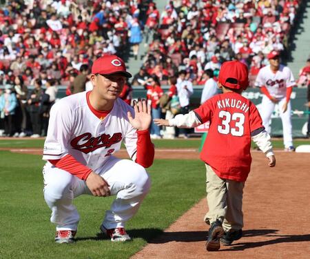 　タッチを交わす田中（撮影・市尻達拡）