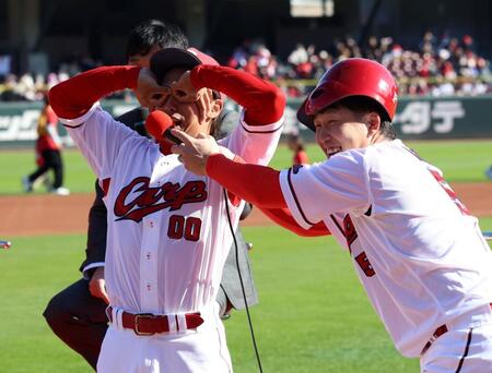 　一発芸を披露する羽月。右は小園（撮影・市尻達拡）