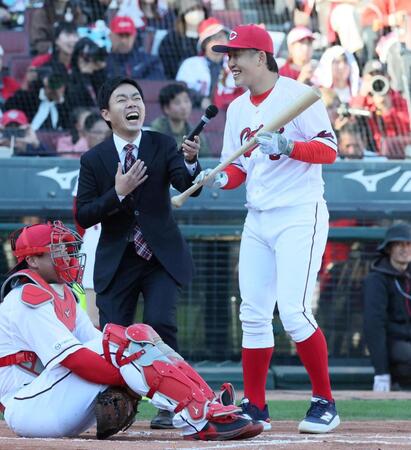 　ソフトボール対決で代打出場し、使用するバットが「バウアーに蹴られたバット」と説明し、笑いを誘う小園（撮影・市尻達拡）