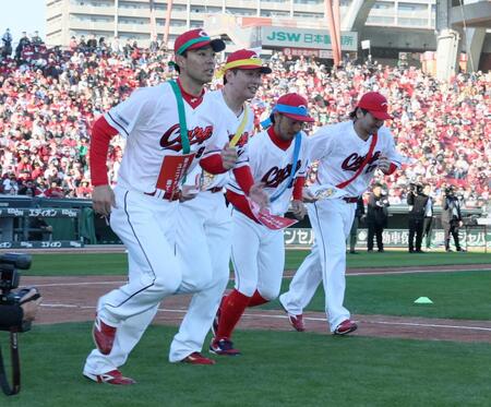 　障害物リレーで１走を務める（左から）秋山、大瀬良、菊池、会沢（撮影・市尻達拡）