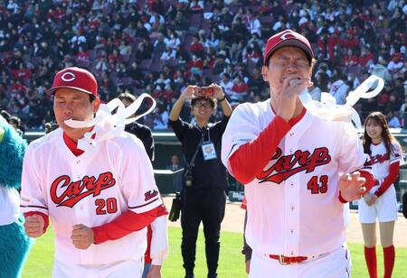 　大縄跳びの罰ゲームとしてゴムパッチンを受ける栗林と島内（撮影・市尻達拡）