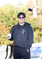 　バッテリー会ゴルフで笑顔を見せる床田（撮影・市尻達拡）