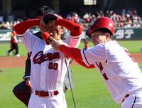 　一発芸を披露する羽月。右は小園（撮影・市尻達拡）