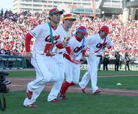 　障害物リレーで１走を務める（左から）秋山、大瀬良、菊池、会沢（撮影・市尻達拡）