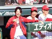 　笑顔を見せる（左から）森下、野間、遠藤（撮影・市尻達拡）