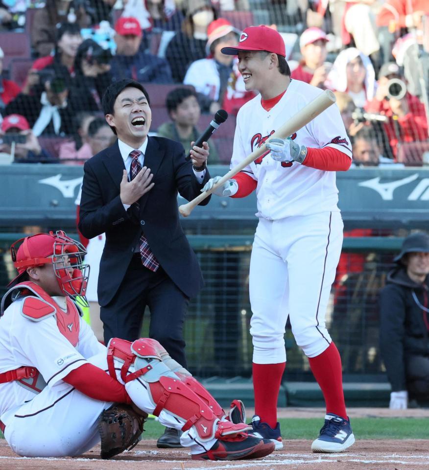 　ソフトボール対決で代打出場し、使用するバットが「バウアーに蹴られたバット」と説明し、笑いを誘う小園（撮影・市尻達拡）