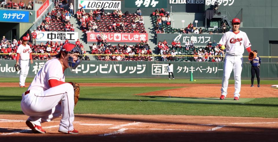 　ソフトボール対決でバッテリーを組む中京大中京の先輩後輩の堂林と磯村（撮影・市尻達拡）