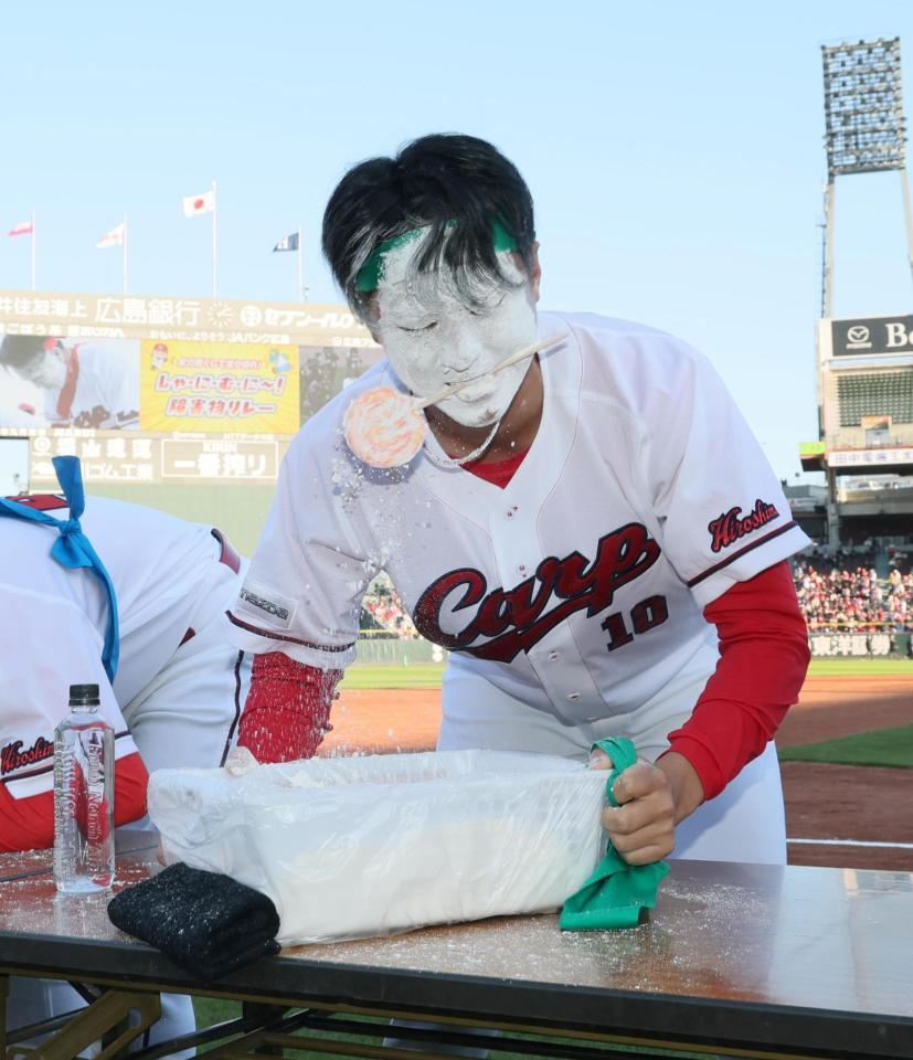 　障害物リレーで顔を粉まみれにしながら飴をくわえる佐々木（撮影・市尻達拡）