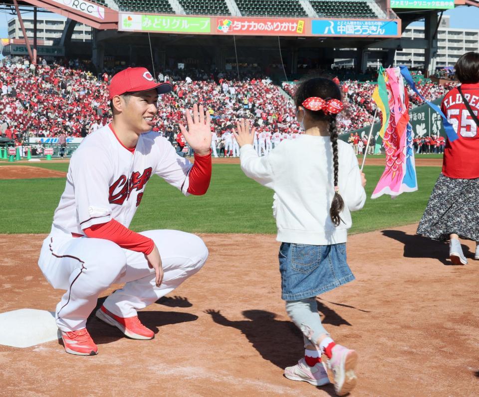 　ファンとタッチを交わす中村奨（撮影・市尻達拡）