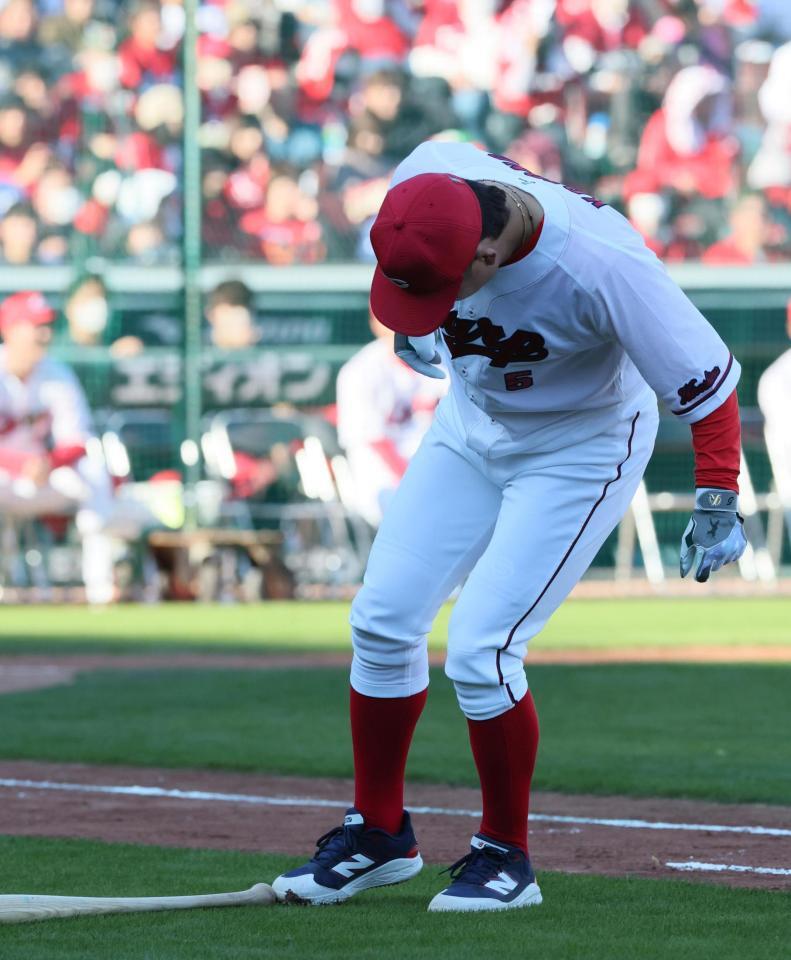 　ソフトボール対決でバウアーに蹴られたバットを使い、打席後に優しくつま先でタッチして笑いを誘う小園（撮影・市尻達拡）