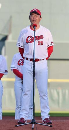 　ファンにあいさつする新井監督