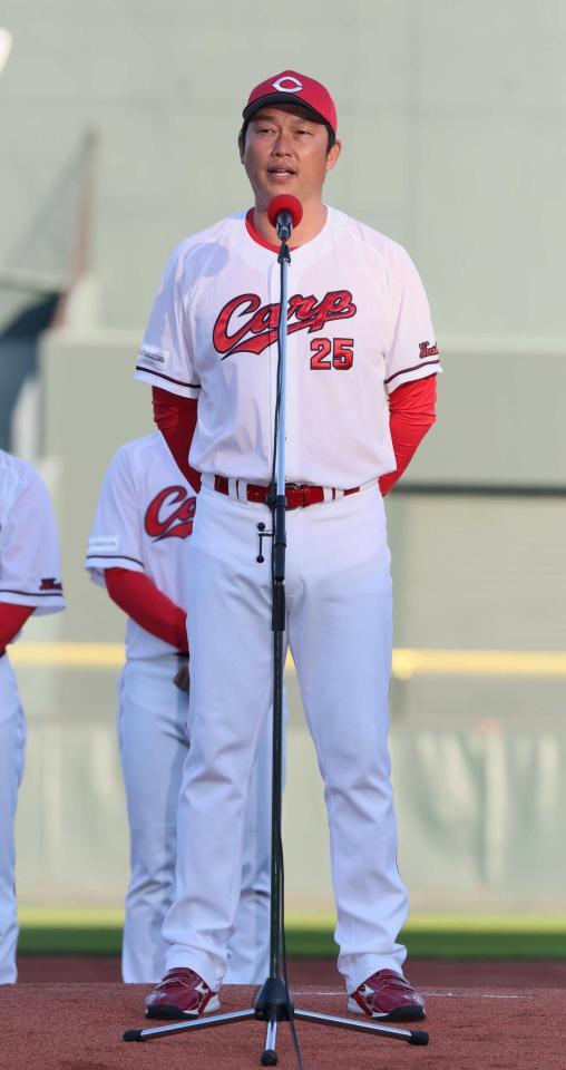 　ファンにあいさつする新井監督