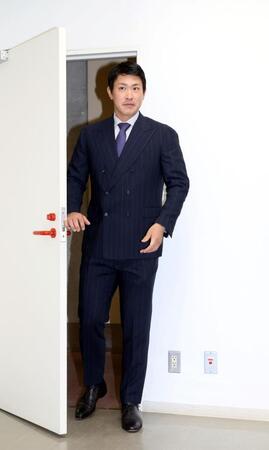 　契約更改交渉を終え、報道陣が待つ部屋に入る堂林（撮影・市尻達拡）