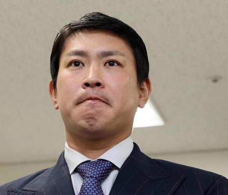 　契約更改交渉を終え、報道陣の質問に答える堂林（撮影・市尻達拡）