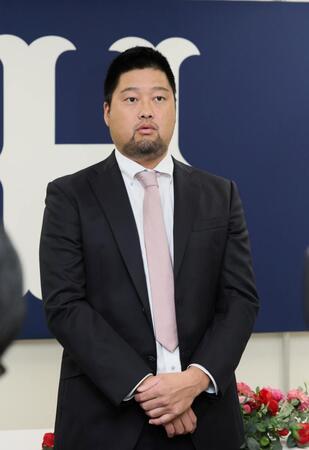 　契約更改交渉後、報道陣の質問に答える中崎（撮影・市尻達拡）