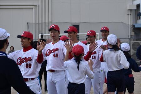 　生徒とハイタッチを交わす（左から）羽月、島内、高橋、森浦、末包