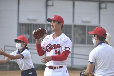 　生徒と笑顔でキャッチボールを行う高橋