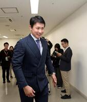　契約更改交渉後、報道陣の質問に答え、部屋を出る堂林（撮影・市尻達拡）