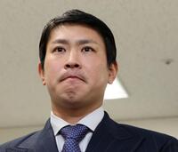 　契約更改交渉を終え、報道陣の質問に答える堂林（撮影・市尻達拡）