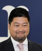 　契約更改交渉後、報道陣の質問に答える中崎（撮影・市尻達拡）