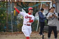 　打撃を披露する羽月