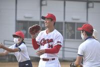 　生徒と笑顔でキャッチボールを行う高橋