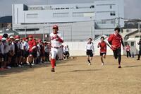 　生徒らと競争する羽月