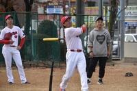 　打撃を披露する末包