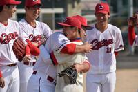 　生徒とハグする末包