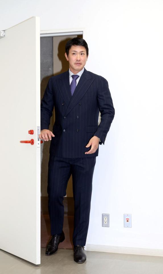 　契約更改交渉を終え、報道陣が待つ部屋に入る堂林（撮影・市尻達拡）