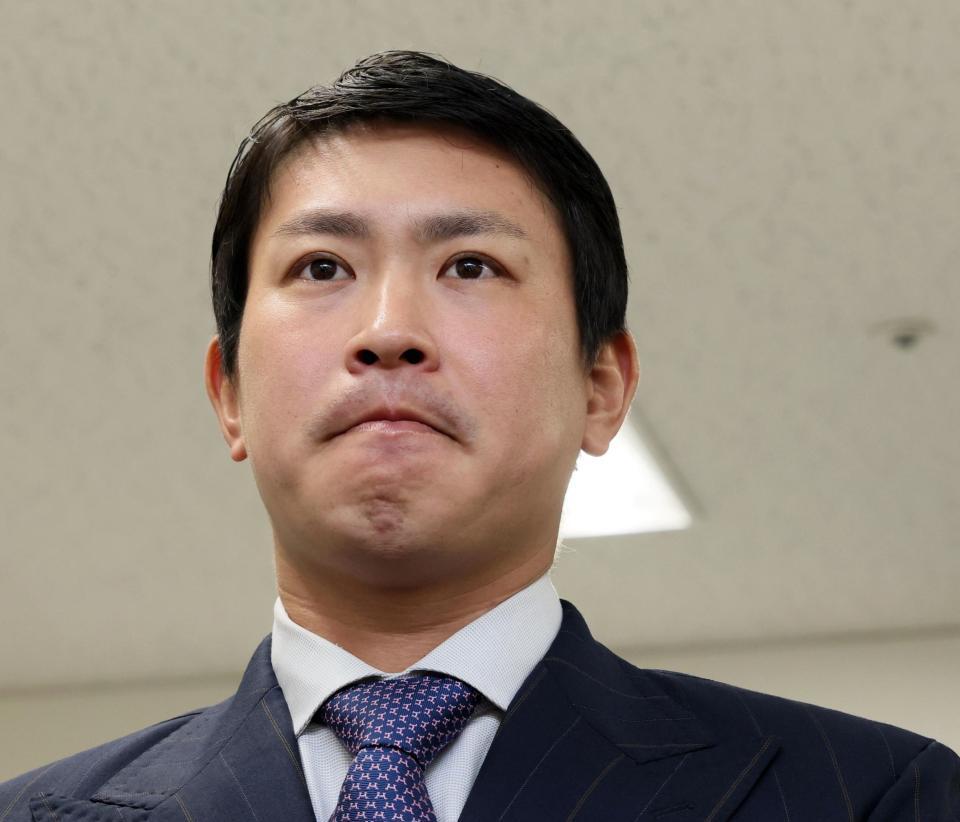 　契約更改交渉を終え、報道陣の質問に答える堂林（撮影・市尻達拡）