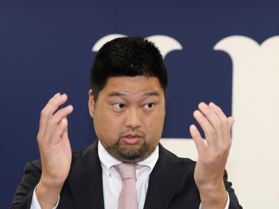 　契約更改交渉後、報道陣の質問に答える中崎（撮影・市尻達拡）