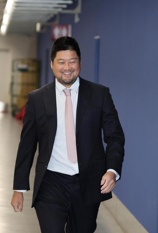 　契約更改交渉に臨む中崎（撮影・市尻達拡）