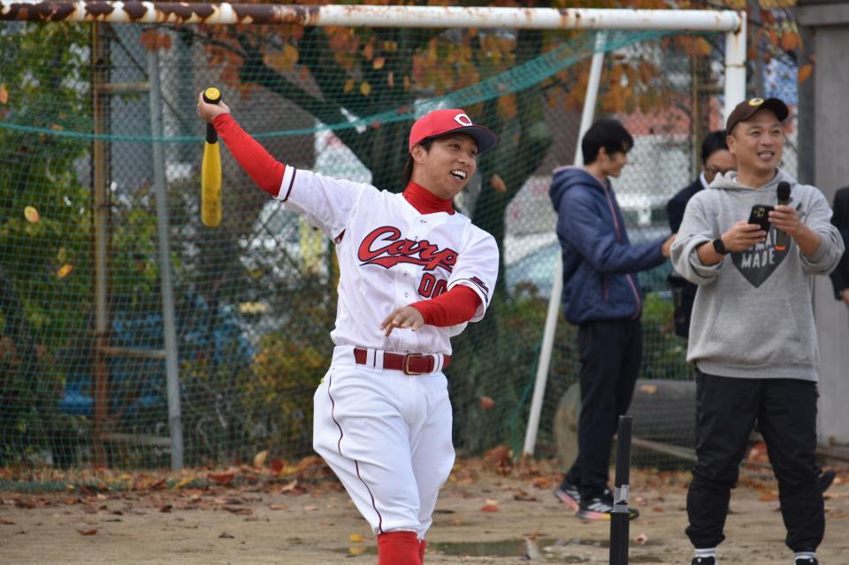 　打撃を披露する羽月