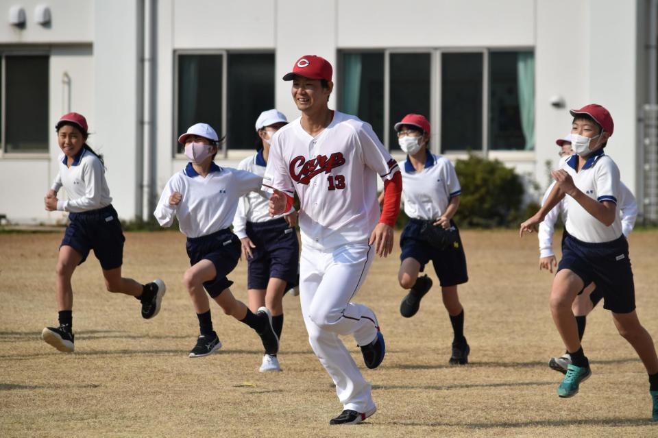 　生徒と競争する森浦