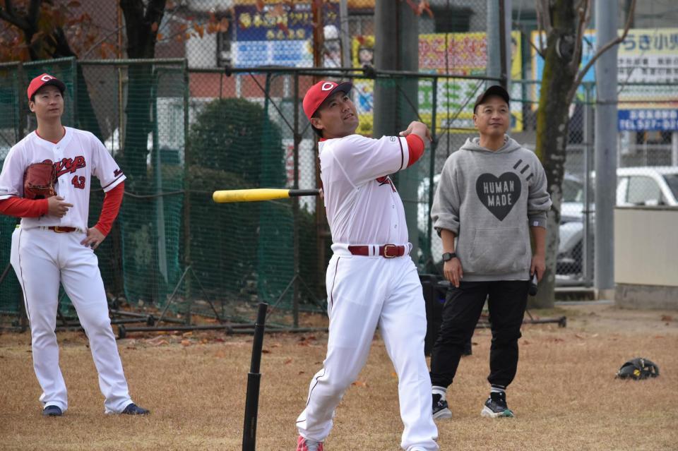 　打撃を披露する末包