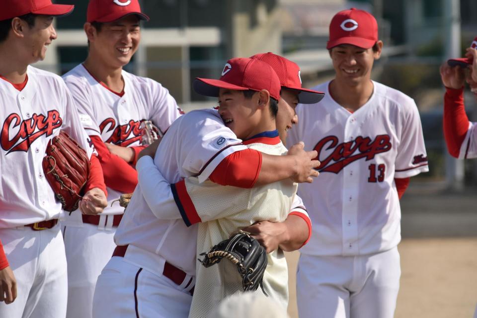 　生徒とハグする末包