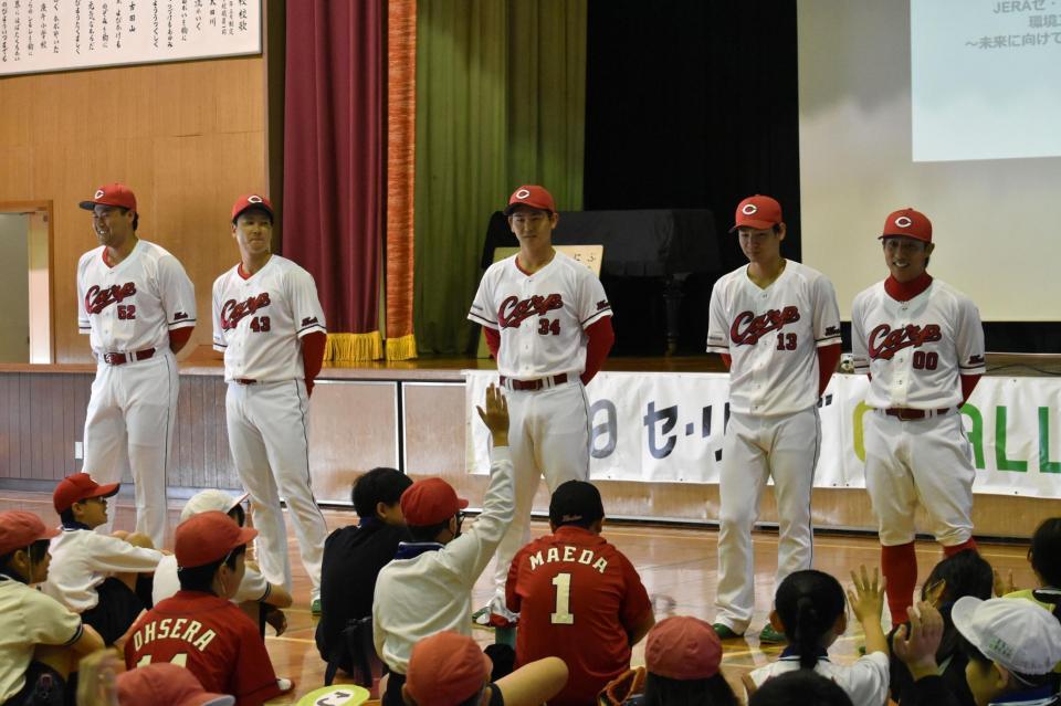 　生徒にあいさつする（左から）末包、島内、高橋、森浦、羽月